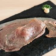 国産黒毛和牛A5ランクのリブロースを使用した贅沢な一品。肉本来の深い旨みに、赤酢を混ぜたシャリが絶妙に調和し、さっぱりとした後味が魅力です。とろけるような食感とシャリの酸味が至福の瞬間を届けてくれます。