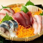 店長が自ら毎朝市場へ足を運び、厳選した新鮮な魚をふんだんに使用しています。鮮度抜群の魚を贅沢に盛り合わせ、色彩豊かな一皿として提供。魚の旨みと新鮮さが引き立ち、まさに海の幸を味わい尽くせる逸品です。