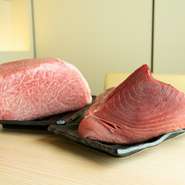 食材選びのこだわりは、店長自ら選んだ鮮度抜群のマグロと、すべて国産黒毛和牛A5ランク肉を使用すること。魚も肉も素材の質にとことんこだわり、最高級の状態でゲストへ届けてくれます。