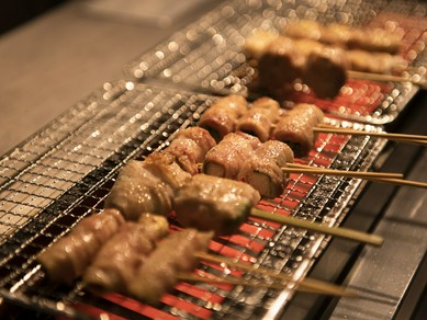 博多の料理を囲んで盛り上がる歓送迎会