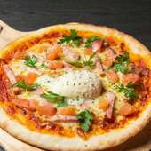 モッチモチの手づくりのピザ生地に、トロ～リチーズと温泉卵が食欲をそそる『ビスマルクピザ』