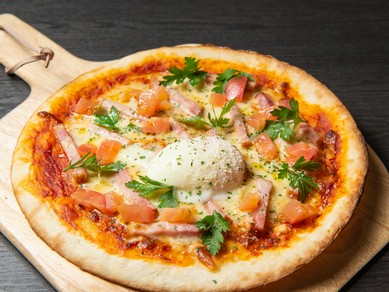 モッチモチの手づくりのピザ生地に、トロ～リチーズと温泉卵が食欲をそそる『ビスマルクピザ』