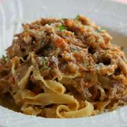 国産豚のスペアリブと、色々な野菜や香草をじっくり煮込んだ、トロトロのソースが美味。仕上げにかけるペコリーノチーズとパルミジャーノレジャーノ、そして自家製タリアッテッレと見事なハーモニーを奏でます。