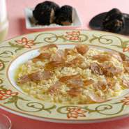 厳選したイタリア米を生米から、野菜だけのブロードだしでじっくり炊き、オリーブオイルとパルミジャーノレッジャーノで乳化させることで優しい味わいに。マルケ州産黒トリュフの香りの高さにもウットリするはず。