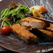 2007年のオープン以降、一貫して人気の高い、お店の名物『ふくかつ』。豚肩ロースを柔らかく炊き、サッパリとした味わいに仕上げたお店オリジナルの逸品。コースの中でもアクセントとなるひと品です。