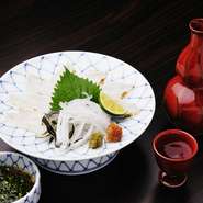 秋から冬にかけてが最もおいしい季節となるふぐ。歯ごたえや厚みを感じさせる『トラフグたたき』は、寒い季節のお楽しみです。店名の“ふく”、料理人の名前からも一字を取った、思い入れ深い一品なのだとか。