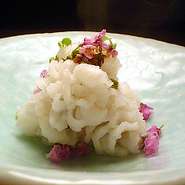 熊本は天草より仕入れた今が旬の鱧（はも）。丁寧に骨切りした身をさっと湯にくぐらせたおとしはこの時期のごちそうです。鱧尽くしコースでご用意いたしますので是非ご賞味くださいませ。