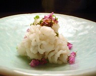 熊本は天草より仕入れた今が旬の鱧（はも）。丁寧に骨切りした身をさっと湯にくぐらせたおとしはこの時期のごちそうです。鱧尽くしコースでご用意いたしますので是非ご賞味くださいませ。