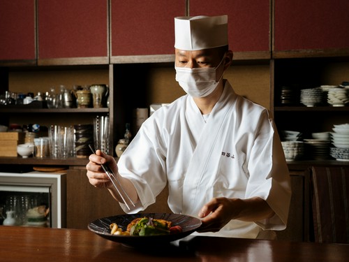季節の食材を贅沢に使った料理でもてなす