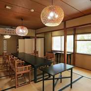 一軒家の日本料理屋ならではの畳の落ち着いたお部屋に椅子・テーブルでのご案内になります
