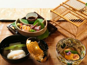 明治時代 本金 蒔絵 梨子地 若松図 丸盆 八寸五分 日本料理 料亭 割烹 ③ 割烹 竹万 平塚/大磯/二宮/日本料理・懐石・会席 ネット予約可 | ヒトサラ