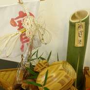 竹万という屋号の通り、竹へのこだわりは徹底しております。

湘南ひらつか七夕まつりにちなみ、先代が竹の器の店として開業した創業時のDNAは脈々と引き継がれています。

竹に囲まれた外観、店内の装飾、竹の酒器は竹万ならではの風情ある雰囲気を演出いたします。また、お料理の青竹の串やお猪口も店主自ら用意するこだわりを貫いています。
