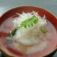 日本料理は出汁がすべての料理の基本になっています。

そのため、出汁へのこだわりが料理へのこだわりへと直結してしまいます。調理長が厳選した利尻の昆布と枕崎の本枯れ節を使い、京都での修行時代に叩き込まれた経験と計算を経て出汁を引いています。

出汁へのこだわりは言葉ではなく、日本料理のメインディシュである「お椀」を通して感じてください。