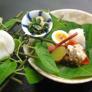 日本料理には職人の熟練した技術が随所に盛り込まれています。

職人の技術には、小手先だけの調理経験だけでは決して身に付けることはできない、厳しい修行を経て積み上げた経験がすべてを物語ってくれます。

調理方法、味付け、包丁など職人が手間暇かけて仕上げた料理をじっくりお楽しみください