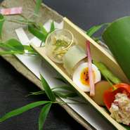 日本料理は、食材・盛り付け・器・店内の装飾など様々な演出を通して日本の四季を楽しむ総合芸術です。

ハレの日ならではの非日常を体験してください。
