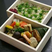 炊き込みご飯とお菜を１段づつ盛り付けた豪華なお弁当です