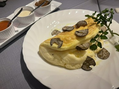スフレオムレツ　トマトソース & 月替わりソース