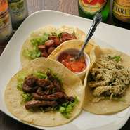 メキシコ大使館でも使用されている本場の「ホワイトコーントルティーヤ」を使用。並べられたたくさんの具材に期待感が高まる一皿です。チキンとビーフのタコスはオリジナルの味つけで、食べごたえ抜群。