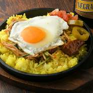 特製ソースを絡めたビーフと野菜の鉄板焼きジャンバラヤ。目玉焼きとサルサ、ハラペーニョを混ぜていただきます。ご飯メニューの中で不動の一番人気！　　