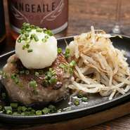 “飲める”ような柔らかな食感にこだわり、ふっくらと焼き上げたジューシーなハンバーグ。肉のおいしさを余すことなく味わう【将泰庵】の人気メニュー。まずは定番の和風おろしポン酢がオススメです。