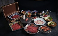お肉がランクアップ。特選部位をお召し上がりいただけます。会食や接待等、特別な日のお食事にどうぞ。