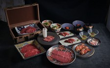 お寿司に焼肉、すき焼きにせいろ蒸しと、希少なシャトーブリアンをたっぷりお召し上がりいただきます。