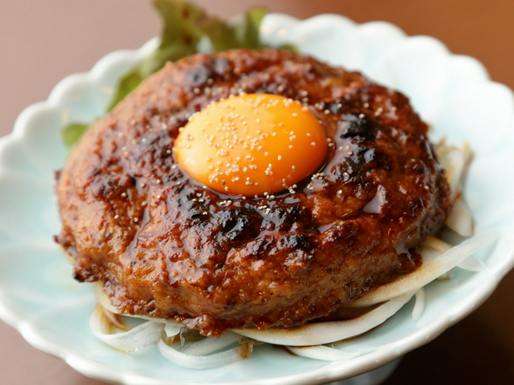 ハンバーグみたいな大きさと、コリコリ・シャキシャキの食感が楽しい『鶏なんこつ入つくね焼』