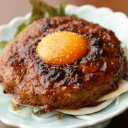 どっしりとした大きさのつくねは、まるでハンバーグのよう。中に入った鶏なんこつと、お皿に敷かれたシャキシャキのオニオンスライスの食感が楽しい一皿です。甘辛のタレと黄身を混ぜれば口の中に幸せが広がります。