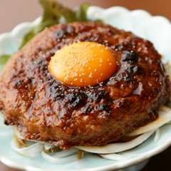 ハンバーグみたいな大きさと、コリコリ・シャキシャキの食感が楽しい『鶏なんこつ入つくね焼』