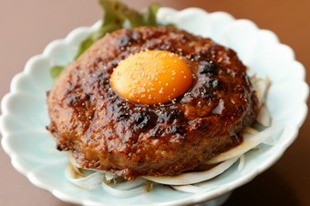 ハンバーグみたいな大きさと、コリコリ・シャキシャキの食感が楽しい『鶏なんこつ入つくね焼』