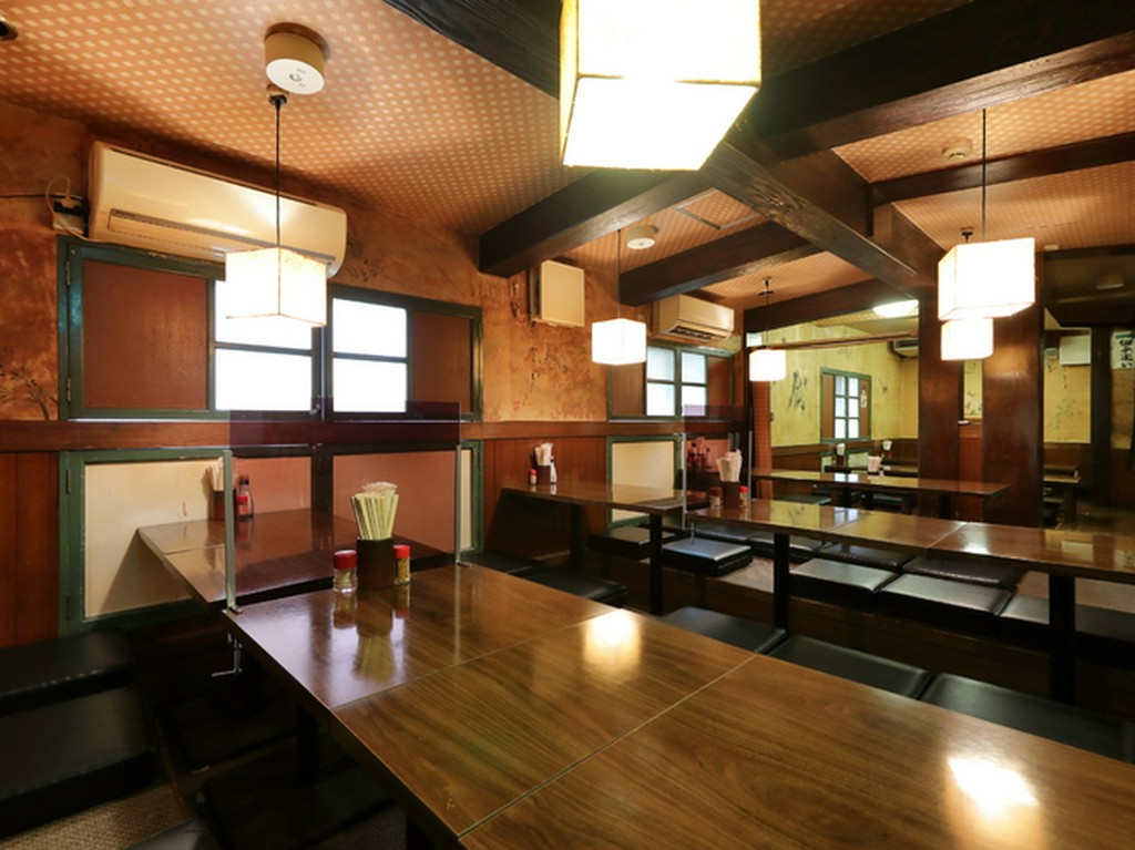 ゆっくり寛げるテーブル席