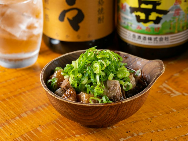 濃いめの味付けが食欲を促進する『すじとアキレスの煮込み』