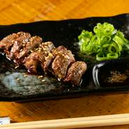 朝びきの新鮮な肝を使用。素材が良いからこそ、シンプルな味付けで召し上がれ。噛めば噛むほど、口いっぱいに旨味が広がります。ゴマ油のほか、塩・タレ・ピリ辛の中から好みのものを選べるのもポイントです。