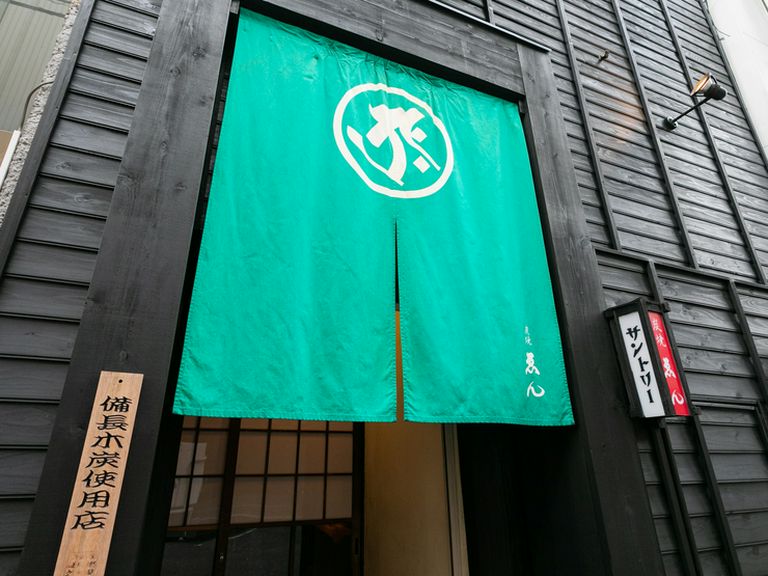 緑ののれんをくぐれば、どこか懐かしい空間が出迎えてくれる