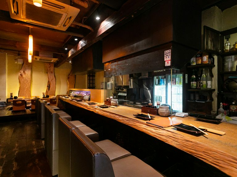 下谷氏との会話も楽しめるカウンター席は、デートにもオススメ