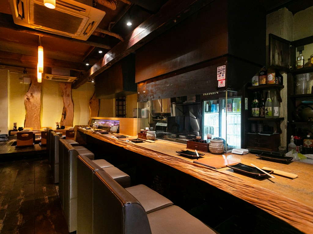 下谷氏との会話も楽しめるカウンター席は、デートにもオススメ