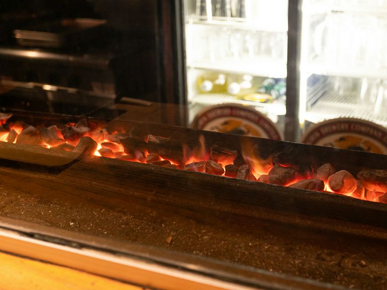 備長炭でじっくり焼き上げる焼き鳥は、どれも納得のおいしさ