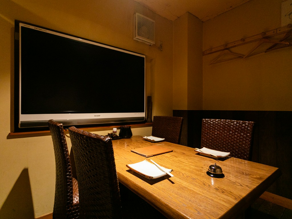 周囲のゲストを顔を合わせることのない半個室も人気