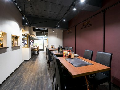 バリエーション豊富な料理を囲んで盛り上がる歓送迎会