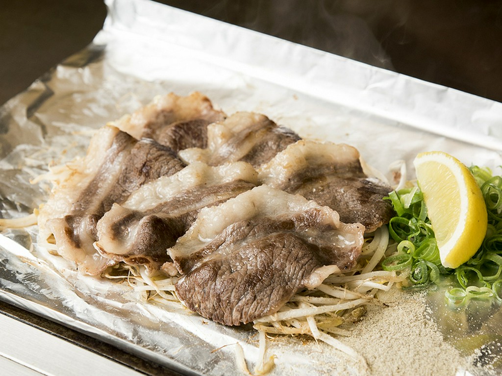 噛めば噛むほど牛肉の旨みが溢れ出す『コーネ塩焼き』