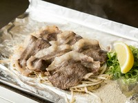 赤身と脂身が半々の、牛肩バラ肉の希少部位「コーネ」を塩焼きにした広島の名物料理。噛めば噛むほど、肉の旨みが口の中に広がり、クセになりそうな味わいの一品です。