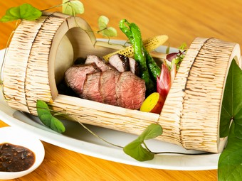 旬の野菜と肉の赤身、双方の旨みを実感。胃に負担が少なく、あっさり食べられる『広島牛炭火焼き』