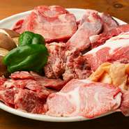 厳選された国産黒毛和牛を中心に、あらゆるお肉、さまざまな部位が味わえます。お肉屋さんが直営しているお店なので素材は常に新鮮。最高の食材が揃っています。