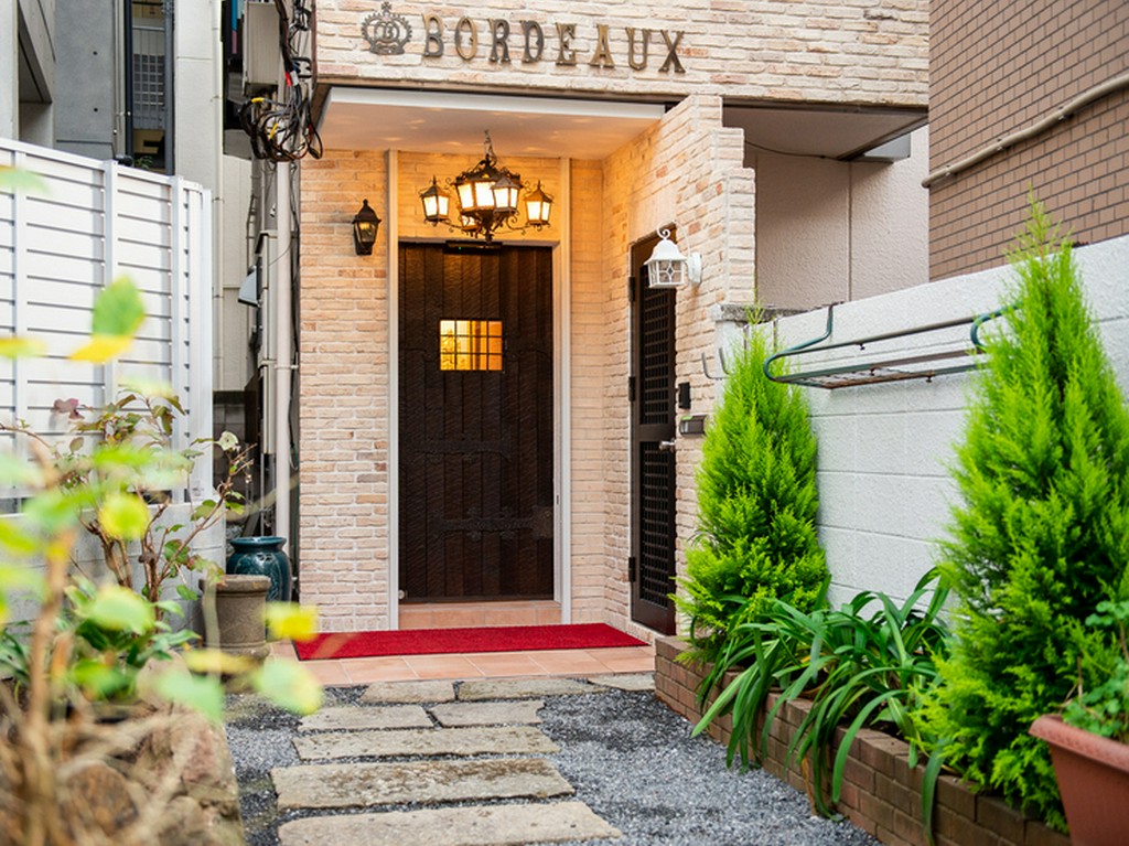 目的をもって、ワインと食事を楽しみに訪れる人々