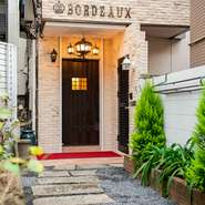 渋谷駅から歩いて10分程。円山町へと坂を上り、数多くのクラブやライブハウスが建ち並ぶ中にある路地裏の、さらにその奥にあります。見つけた途端に嬉しくなるような門構え。温かな灯りに誘われます。