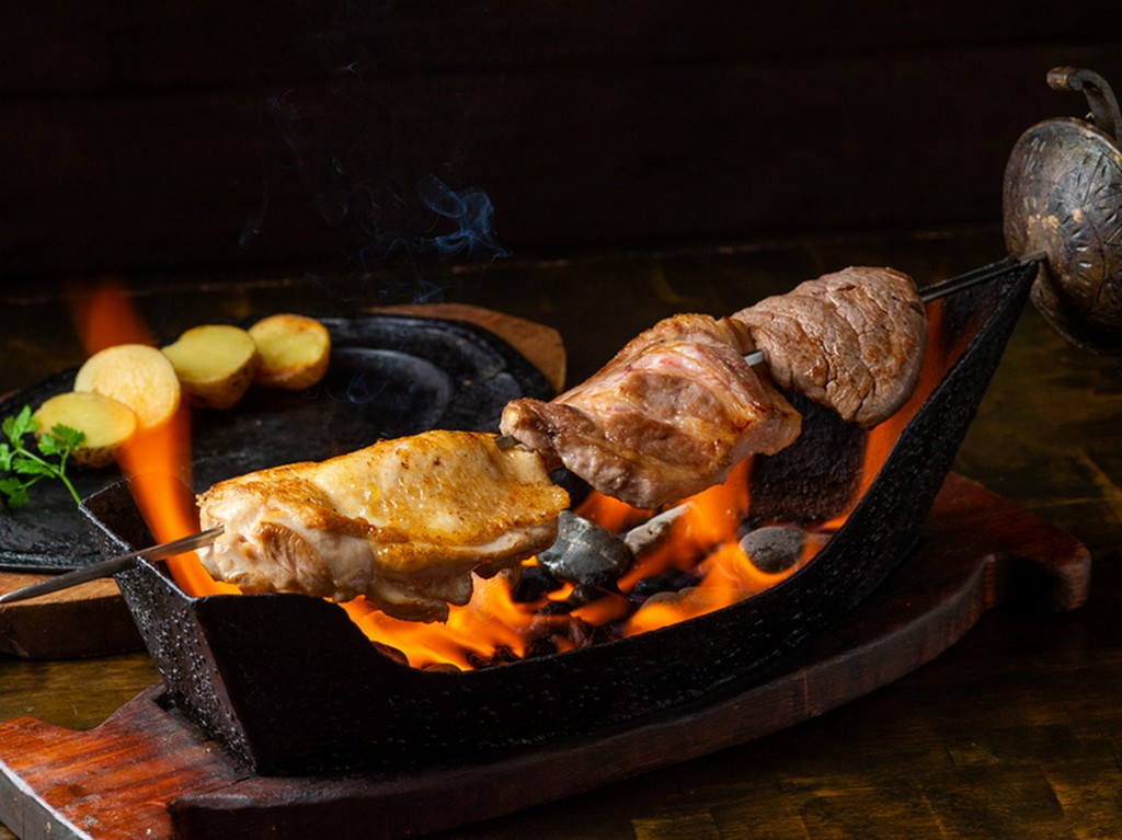 ゲストの前で揺らめく炎。最後の仕上げは目の前で『炎の短剣焼き』