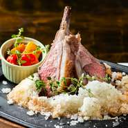 岩塩に包んでから焼くことで、仔羊に塩みがほど良く浸透。お肉に直接火をあてないことで、柔らかさが保たれます。するりと骨から外れ、クセのないおいしさを堪能。