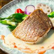 その日使用する魚に合わせ、調理法もソースも決めていきます。料理人の真骨頂ともいえる自由度が高い料理の一つ。さらに、ゲストの期待値が高まる料理の一つでもあります。