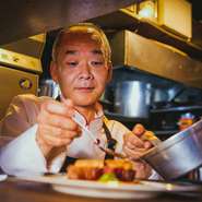 ゲストから質問があれば素直に応え、リクエストがあれば料理に取り入れ、居心地のよい空間をつくります。料理のおいしさだけでなく、ワインと心地よさとのトライアングルを大切にしています。