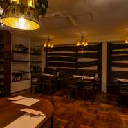 「緊張してご来店される方もいらっしゃいますが、肩の力を抜いてリラックスして楽しんでほしい」と、話します。カウンター席があるので、お一人様からどうぞ。記念日や接待などにも、ぜひ。